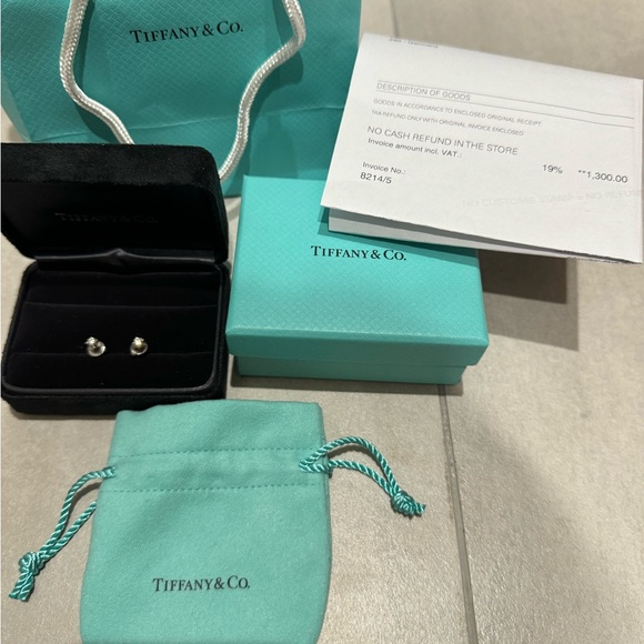 Tiffany Solitaire Diamond Stud Earrings
in Platinum 0.22 Karat - Picture 5 of 7